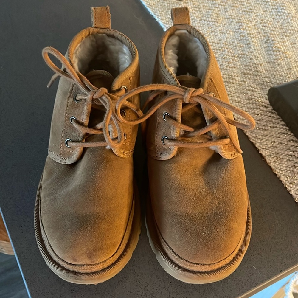 Ugg “Neumel” in chestnut.
